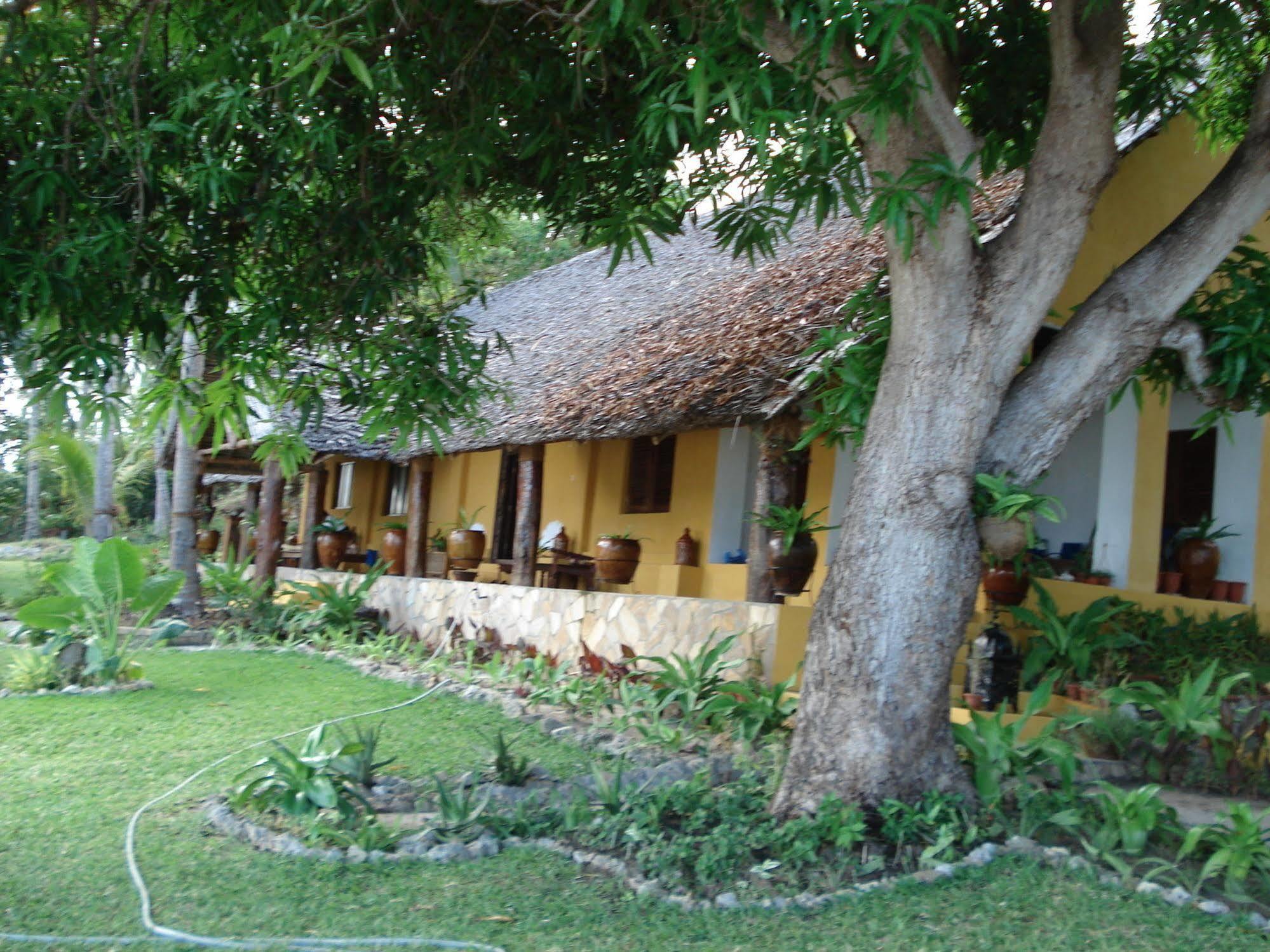 Kinasi Lodge Utende Esterno foto