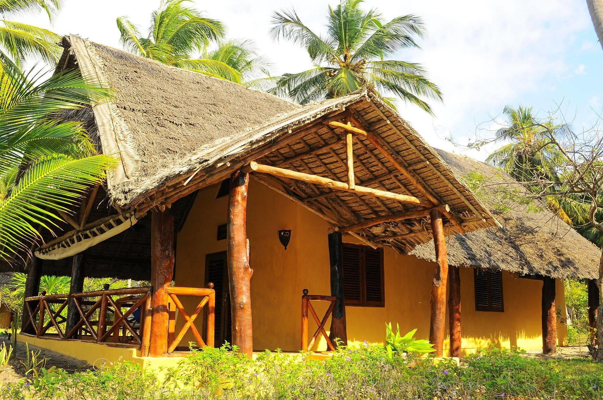 Kinasi Lodge Utende Esterno foto