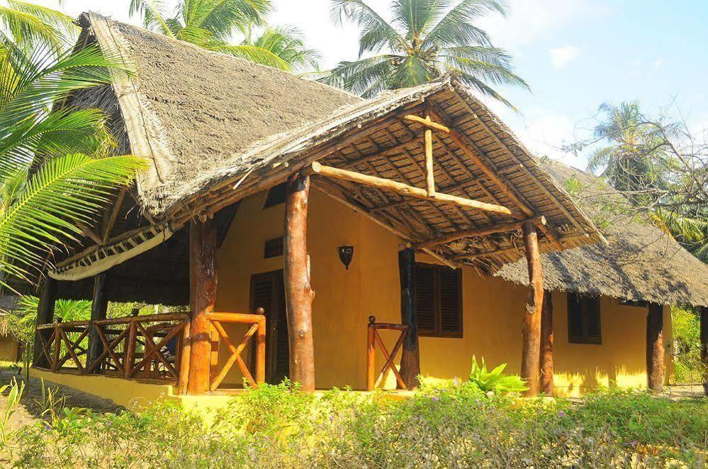 Kinasi Lodge Utende Esterno foto