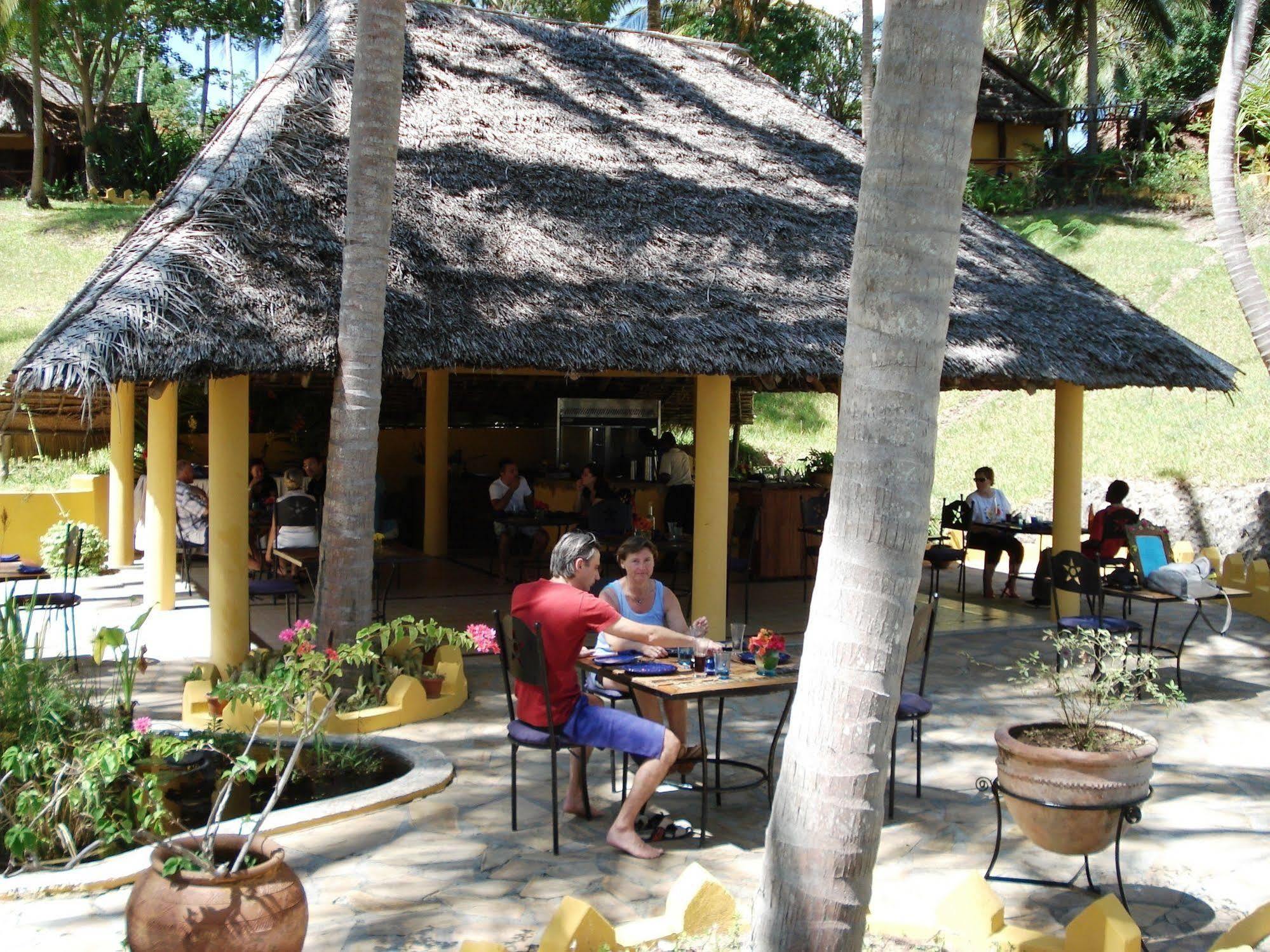 Kinasi Lodge Utende Esterno foto
