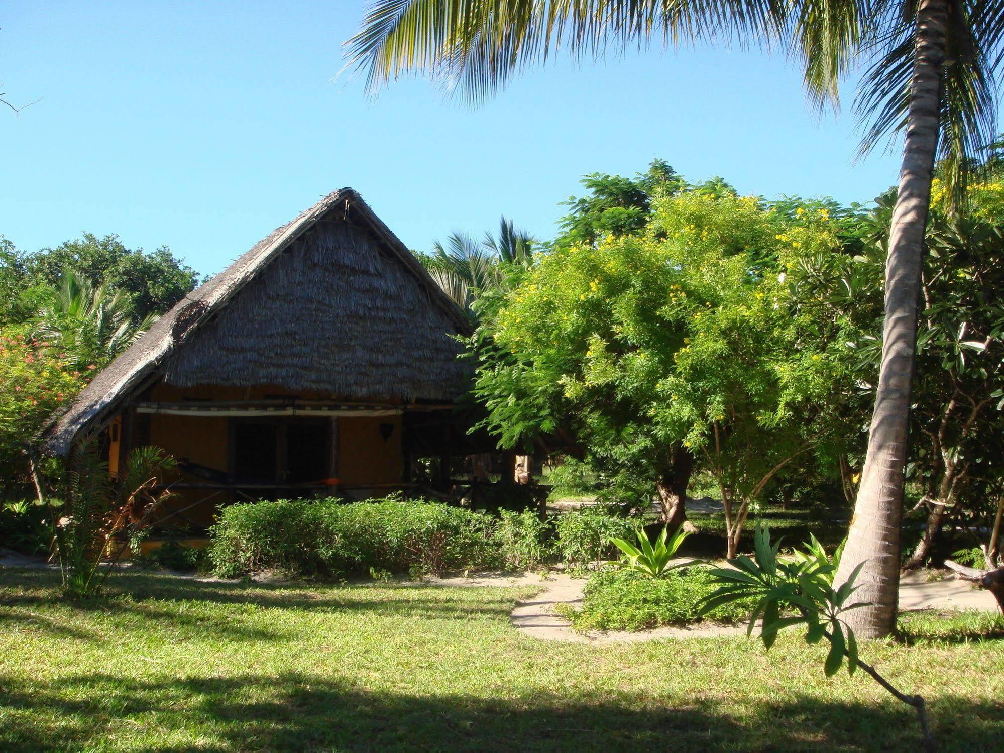Kinasi Lodge Utende Esterno foto