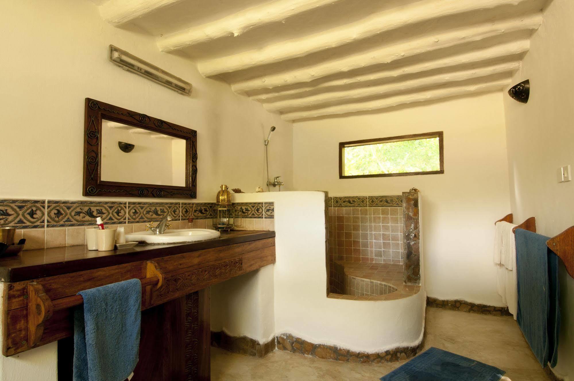 Kinasi Lodge Utende Esterno foto
